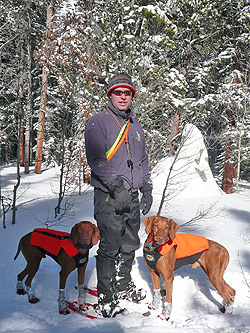 Aaron and his Vizslas Remus and Kosmo pause for a photo
